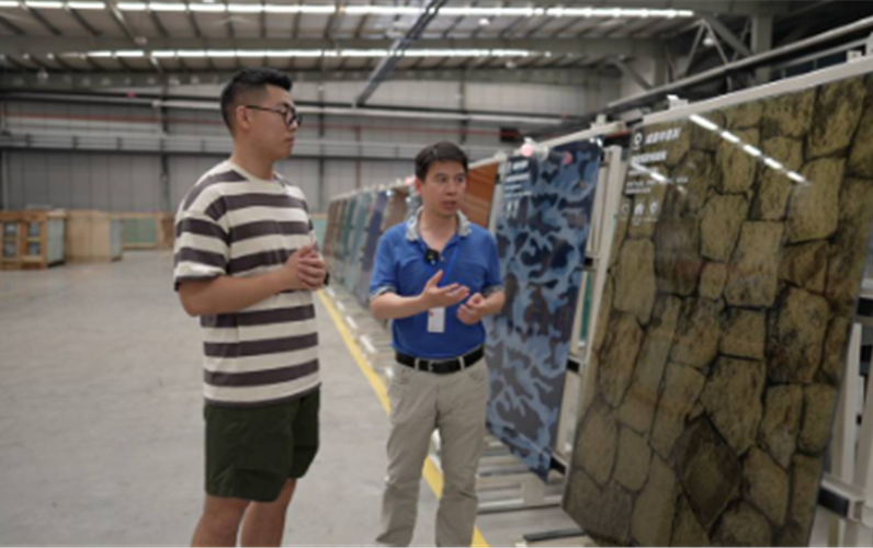 一片玻璃一年發(fā)電310度 “成都造”發(fā)電玻璃推動全球標(biāo)準(zhǔn)制定｜AI向新力